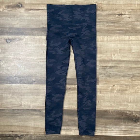 [Spanx] Camo Look At Me Now Seamless Cropped Leggings Small - Picture 3 of 10